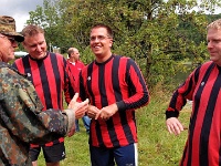 (14) Kl.-R. Griesbach gratuliert dem Siegerteam Faustball MTV Vienenburg